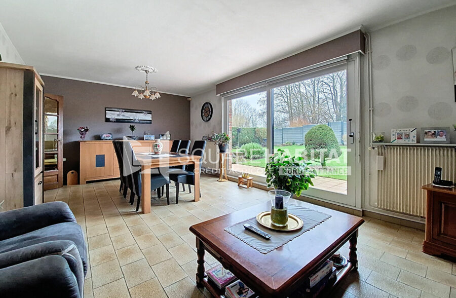 Superbe maison semi-individuelle de lotissement, sans vis-à-vis, avec jardin et garage, située dans une rue très calme.