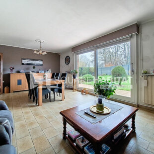 Superbe maison semi-individuelle de lotissement, sans vis-à-vis, avec jardin et garage, située dans une rue très calme.