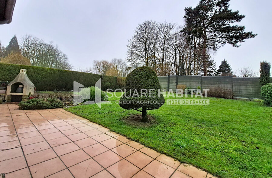 Superbe maison semi-individuelle de lotissement, sans vis-à-vis, avec jardin et garage, située dans une rue très calme.