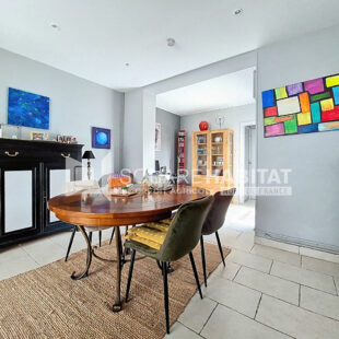 Maison alliant élégance et praticité, avec jardin, située dans un secteur calme.