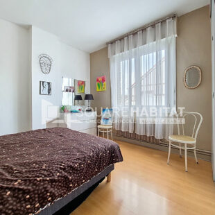 Maison alliant élégance et praticité, avec jardin, située dans un secteur calme.