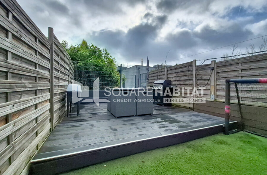 Maison idéale pour primo accédants ou investisseurs, avec jardin et quatre chambres.