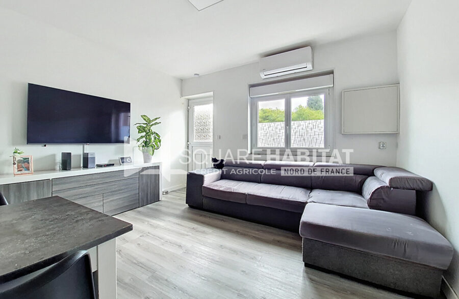 Maison idéale pour primo accédants ou investisseurs, avec jardin et quatre chambres.