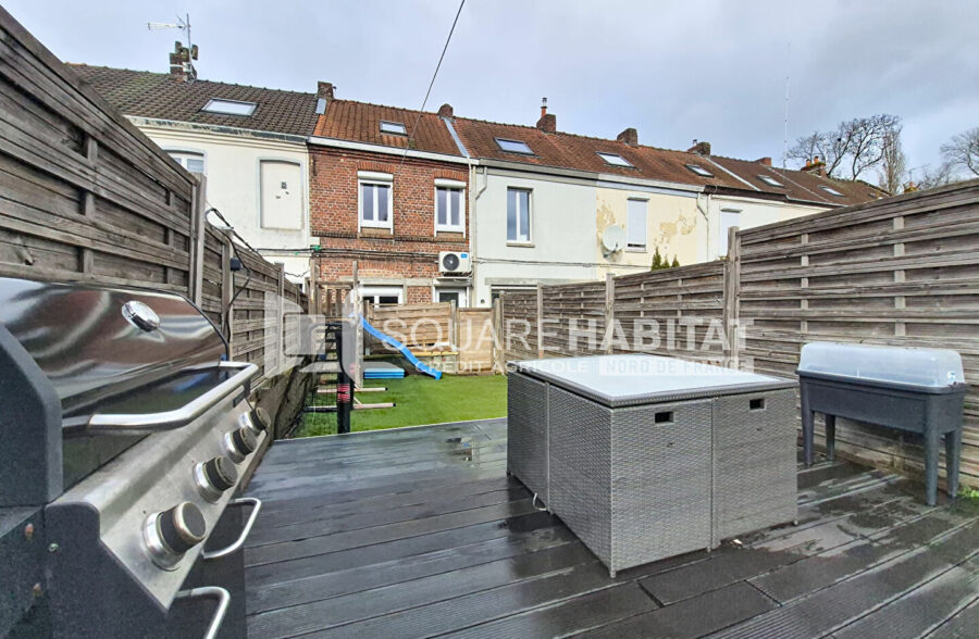 Maison idéale pour primo accédants ou investisseurs, avec jardin et quatre chambres.