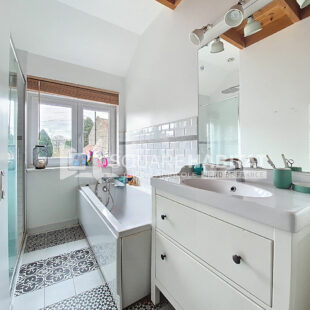 Magnifique maison totalement rénovée en 2016 : 3 chambres, jardin et garage.