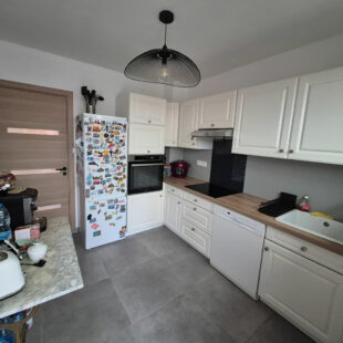 Maison rénovée comprenant 3 chambres, jardin, garage