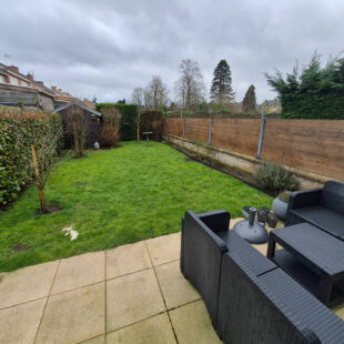 Maison rénovée comprenant 3 chambres, jardin, garage