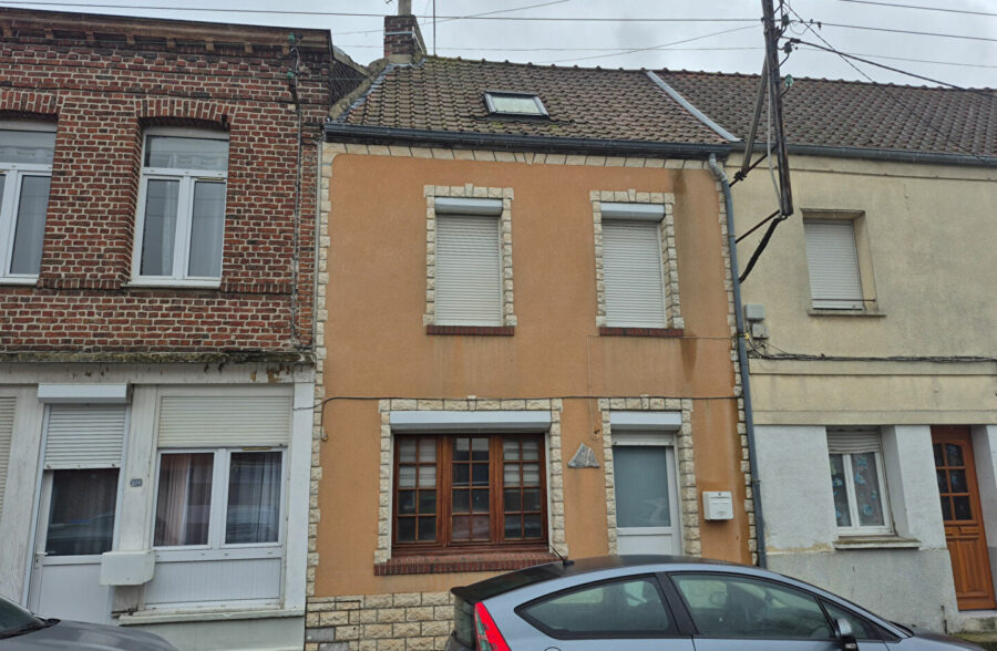 Maison vendue louée avec 3 chambres et une cour