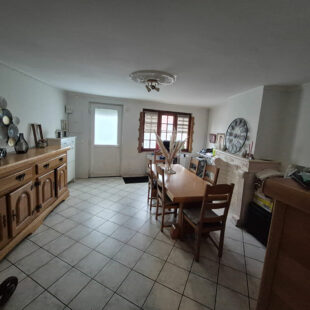 Maison vendue louée avec 3 chambres et une cour