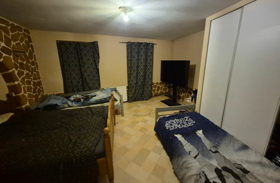 Maison vendue louée avec 3 chambres et une cour