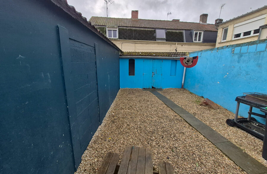 Maison vendue louée avec 3 chambres et une cour