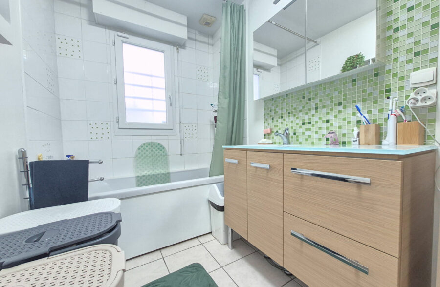 Pavillon récent semi plain pied 4 Chambres + Bureau