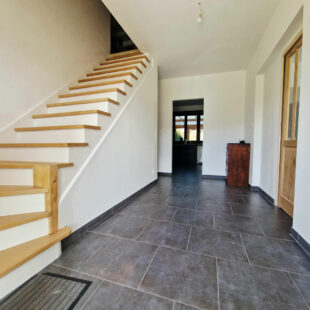 Maison individuelle en brique avec un sous sol, 4 chambres , 2 en bas et double accès rue.