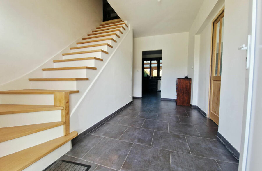 Maison individuelle en brique avec un sous sol, 4 chambres , 2 en bas et double accès rue.