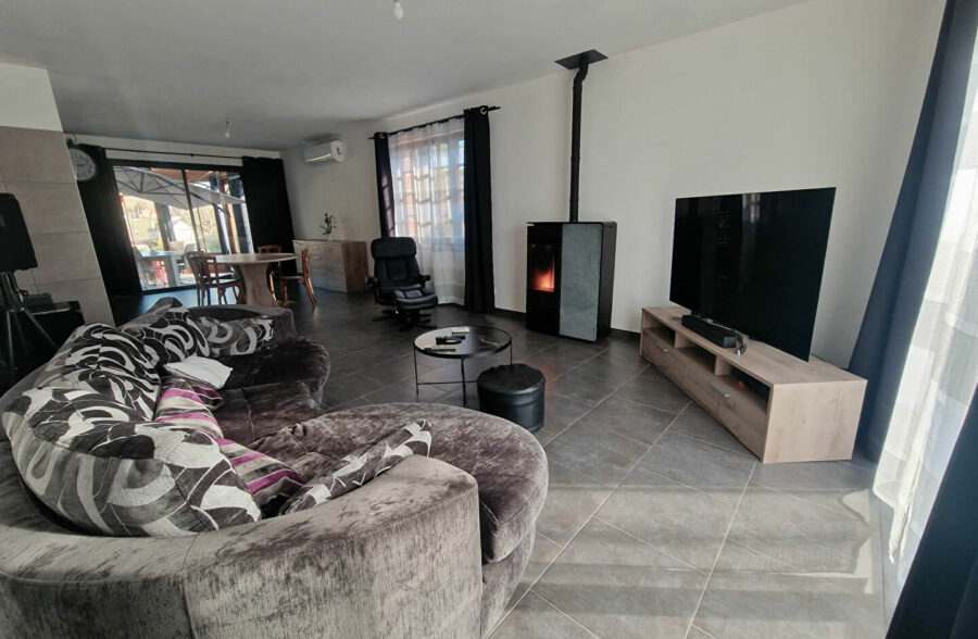 Maison individuelle en brique avec un sous sol, 4 chambres , 2 en bas et double accès rue.