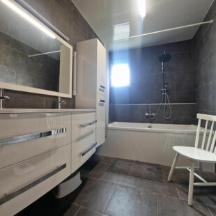 Maison individuelle en brique avec un sous sol, 4 chambres , 2 en bas et double accès rue.