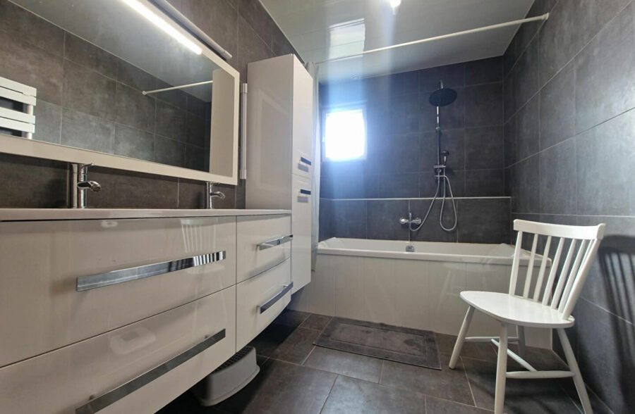 Maison individuelle en brique avec un sous sol, 4 chambres , 2 en bas et double accès rue.