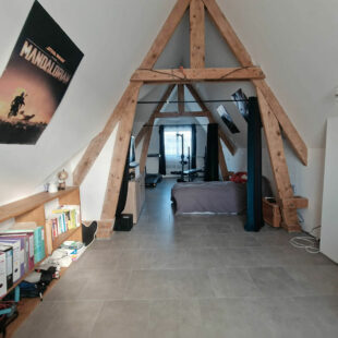 Maison individuelle en brique avec un sous sol, 4 chambres , 2 en bas et double accès rue.