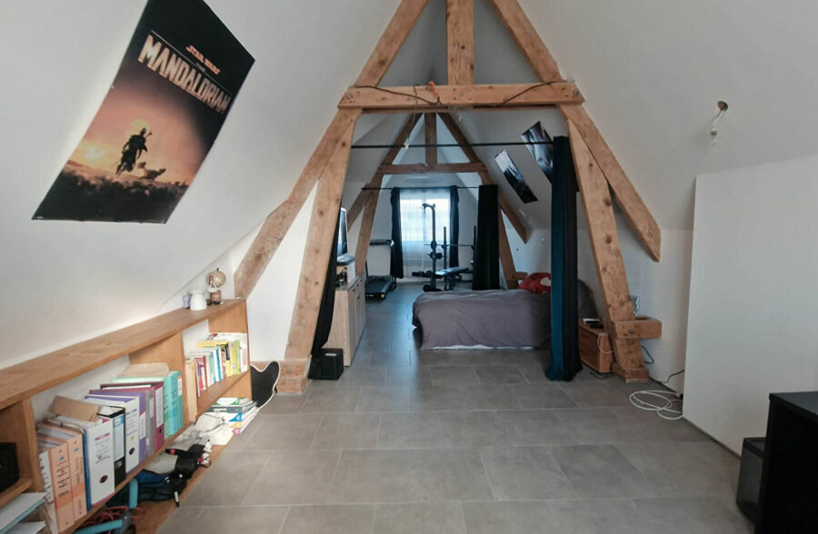 Maison individuelle en brique avec un sous sol, 4 chambres , 2 en bas et double accès rue.