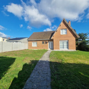 Maison individuelle en brique avec un sous sol, 4 chambres , 2 en bas et double accès rue.