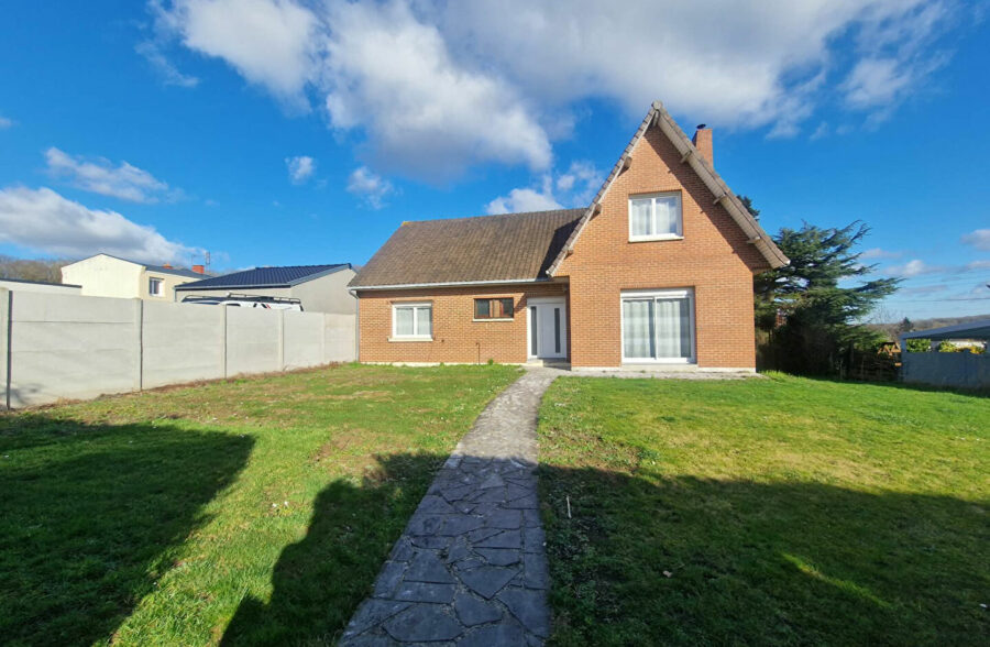 Maison individuelle en brique avec un sous sol, 4 chambres , 2 en bas et double accès rue.