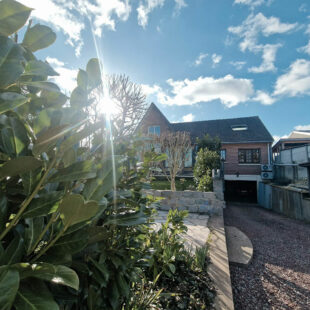 Maison individuelle en brique avec un sous sol, 4 chambres , 2 en bas et double accès rue.