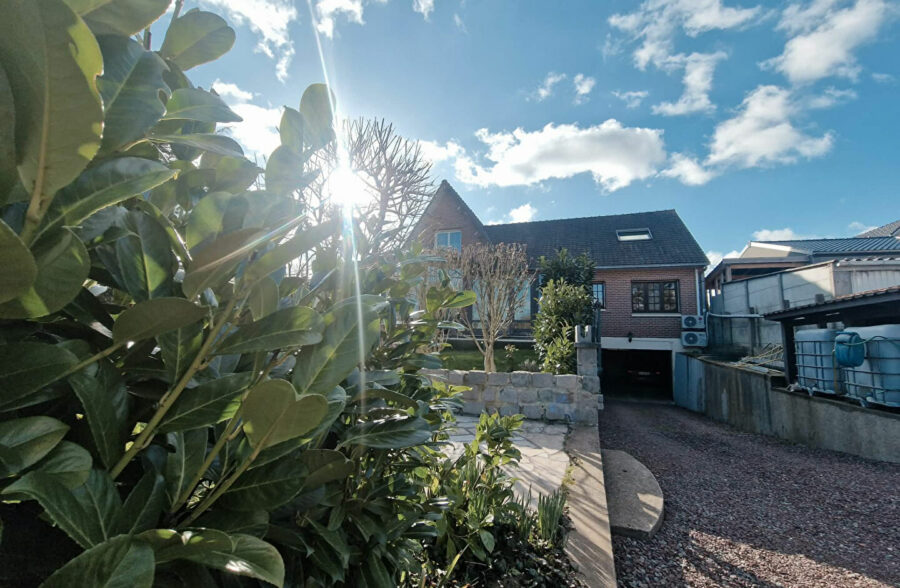 Maison individuelle en brique avec un sous sol, 4 chambres , 2 en bas et double accès rue.