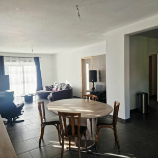 Maison individuelle en brique avec un sous sol, 4 chambres , 2 en bas et double accès rue.