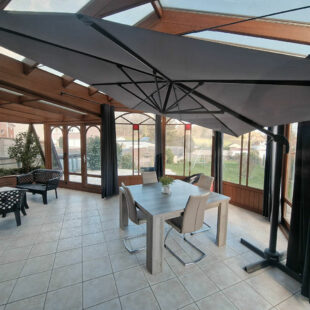 Maison individuelle en brique avec un sous sol, 4 chambres , 2 en bas et double accès rue.