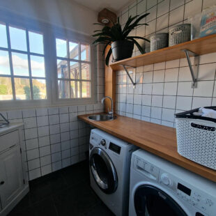 Maison individuelle en brique avec un sous sol, 4 chambres , 2 en bas et double accès rue.