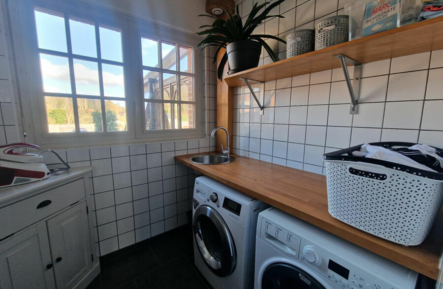 Maison individuelle en brique avec un sous sol, 4 chambres , 2 en bas et double accès rue.