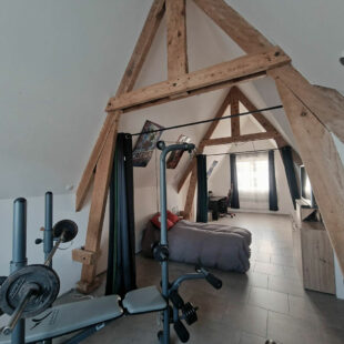 Maison individuelle en brique avec un sous sol, 4 chambres , 2 en bas et double accès rue.