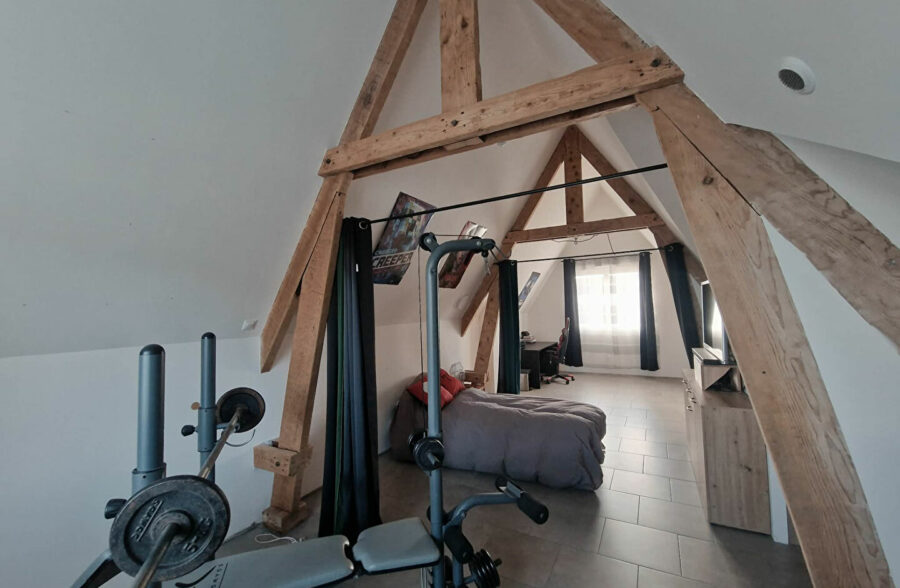 Maison individuelle en brique avec un sous sol, 4 chambres , 2 en bas et double accès rue.