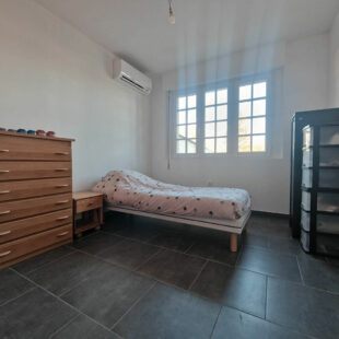 Maison individuelle en brique avec un sous sol, 4 chambres , 2 en bas et double accès rue.