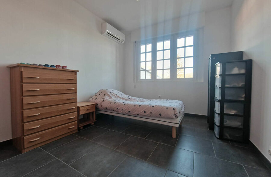 Maison individuelle en brique avec un sous sol, 4 chambres , 2 en bas et double accès rue.