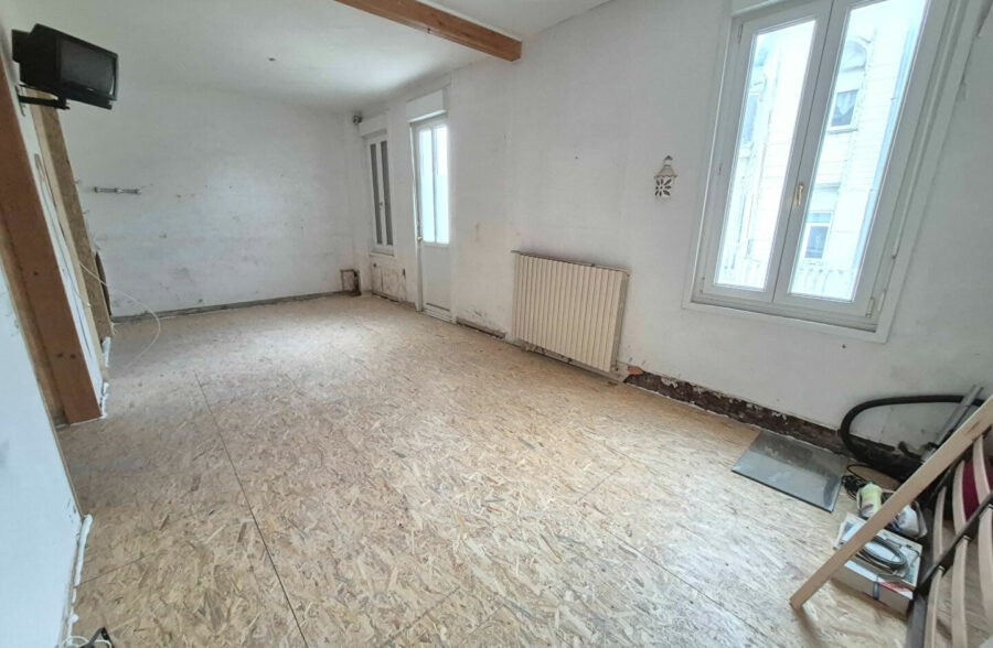 80 mètres de la plage , Appartement T2 de  40 m2  en plateau brut !!