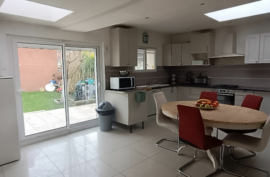 LARGE HABITATION OFFRANT PLUS DE 190M2 HABITABLE ET 6 CHAMBRES