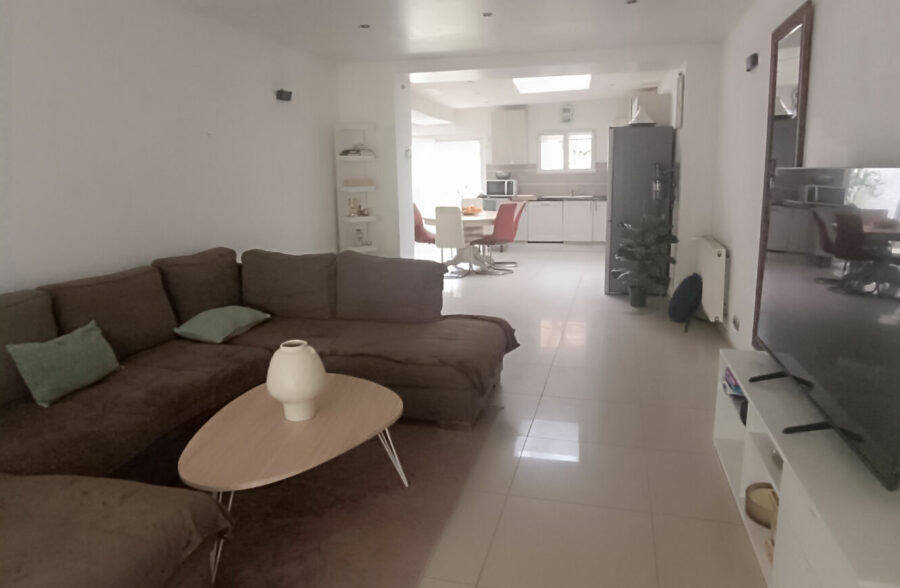 LARGE HABITATION OFFRANT PLUS DE 190M2 HABITABLE ET 6 CHAMBRES