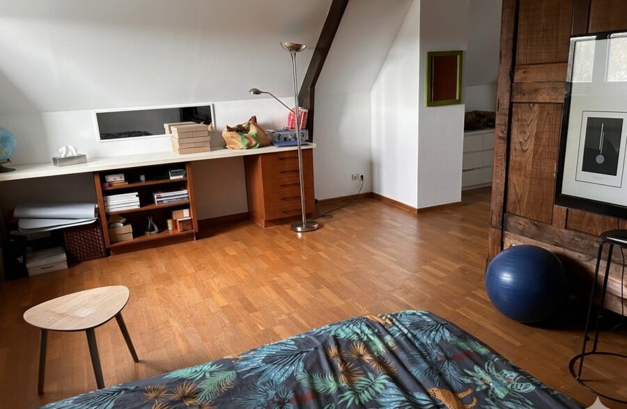 Pavillon individuel ,semi plain pied,5 chambres ,sous sol complet