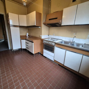 Appartement T4 à rénover avec cave et garage – Immeuble des années 70