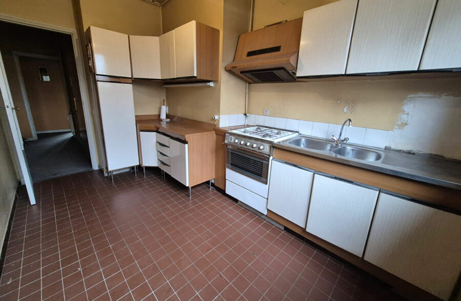 Appartement T4 à rénover avec cave et garage – Immeuble des années 70