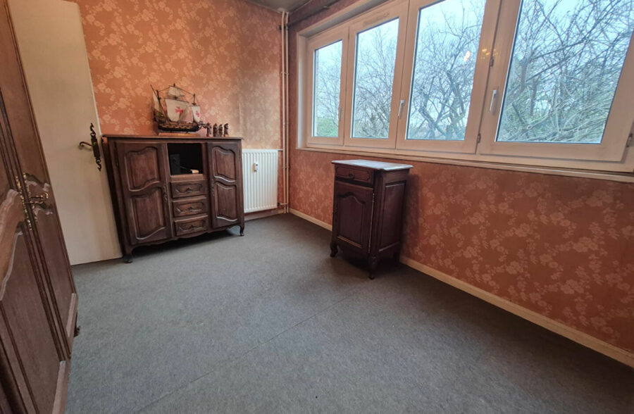 Appartement T4 à rénover avec cave et garage – Immeuble des années 70