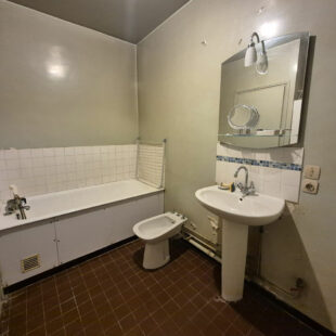 Appartement T4 à rénover avec cave et garage – Immeuble des années 70