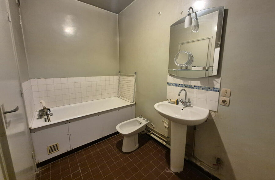 Appartement T4 à rénover avec cave et garage – Immeuble des années 70