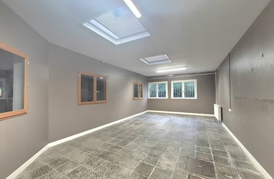 Immeuble de rapport 278m2  local commercial + t3  Douai