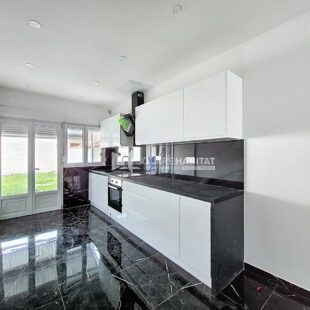 LE FLOCON – MAISON COMPLETEMENT RENOVEE AVEC JARDIN DE VILLE &nbsp;Sous compromis&nbsp;