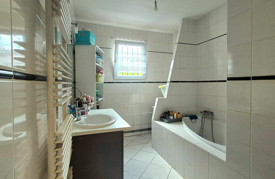 MAISON FAMILIALE 133 m² 4 CHAMBRES ET JARDIN