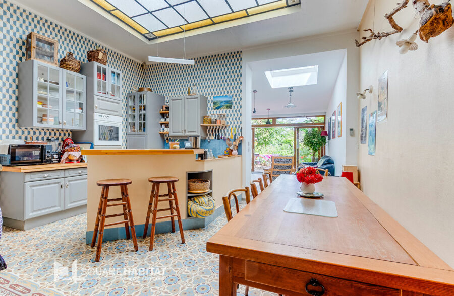 Large maison BOURGEOISE d’environ 170 m2 hab, 4 chambres, 2 sdb, jardin