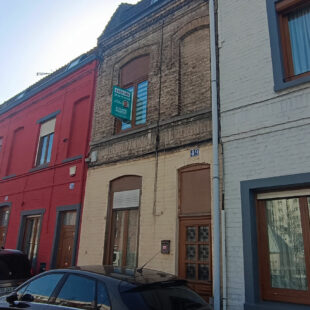 Située à la limite de Croix et de Wasquehal, Maison de type 1930.