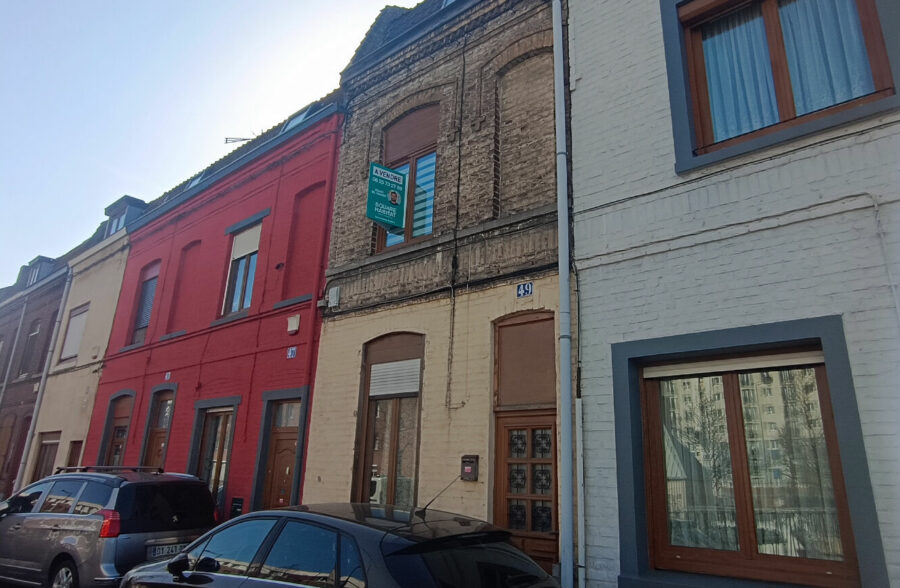 Située à la limite de Croix et de Wasquehal, Maison de type 1930.